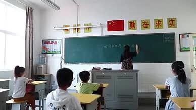 实拍老师在黑板写字上课学校的走廊视频的预览图